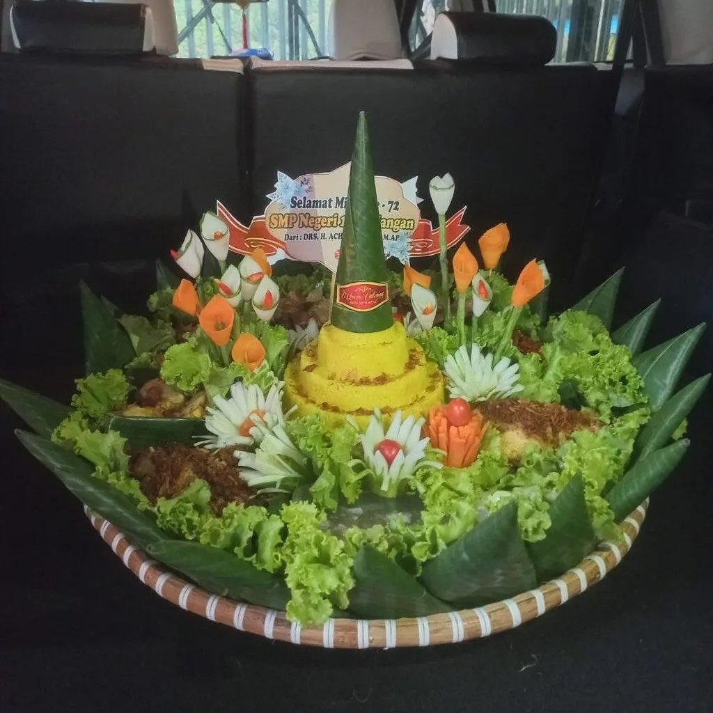 NASI KUNING TUMPENG