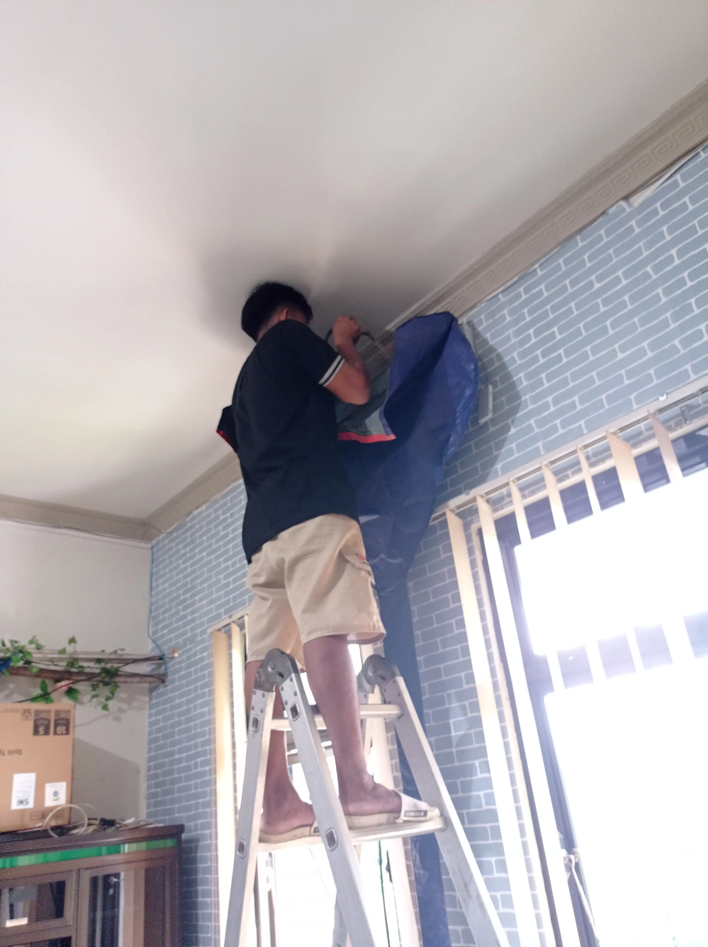 SERVICE AC SPLIT DAN ISI PREON
