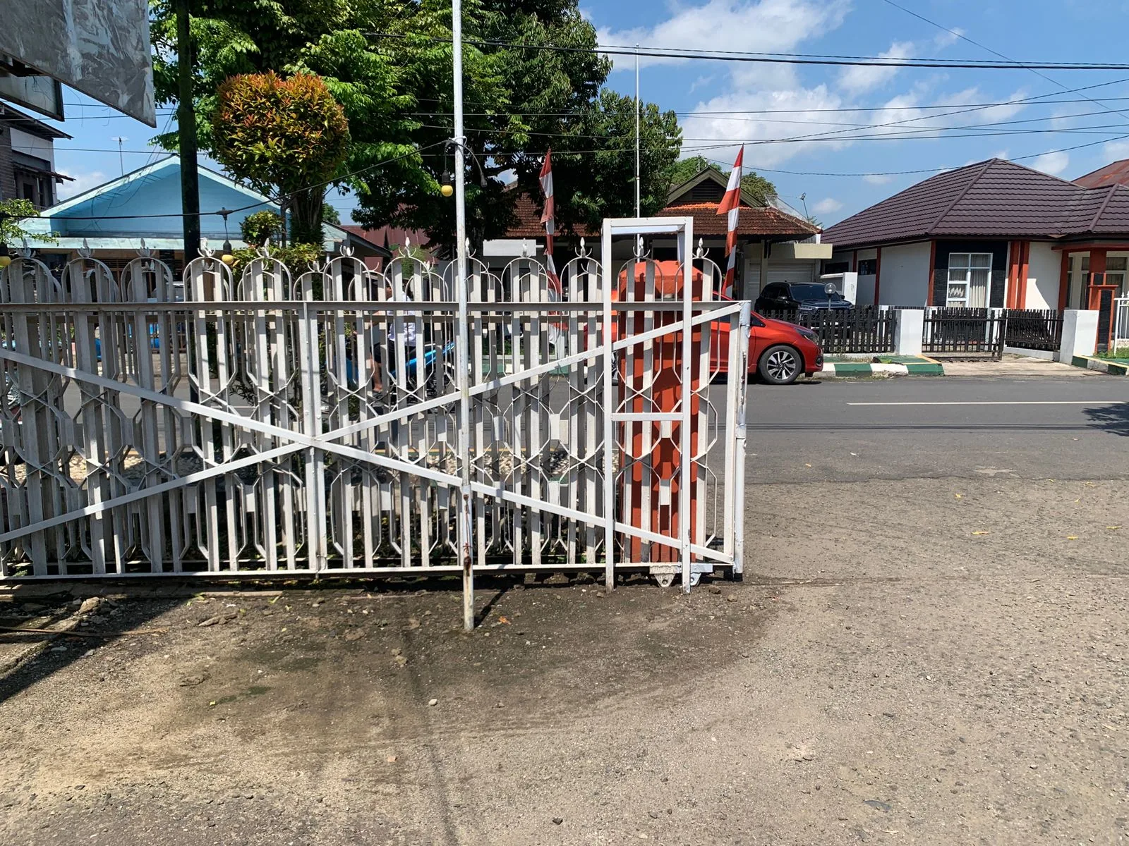 Pemeliharaan pintu pagar kantor