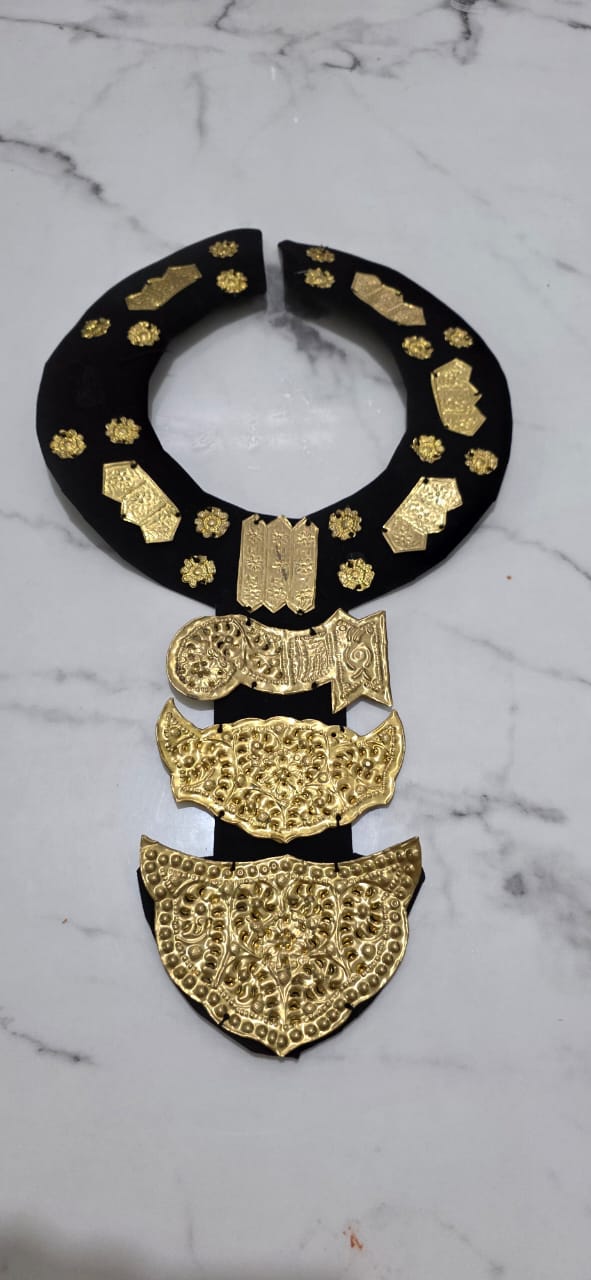 Aksesoris kalung Pakaian Adat