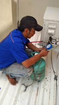 Service AC split dan tambah freon