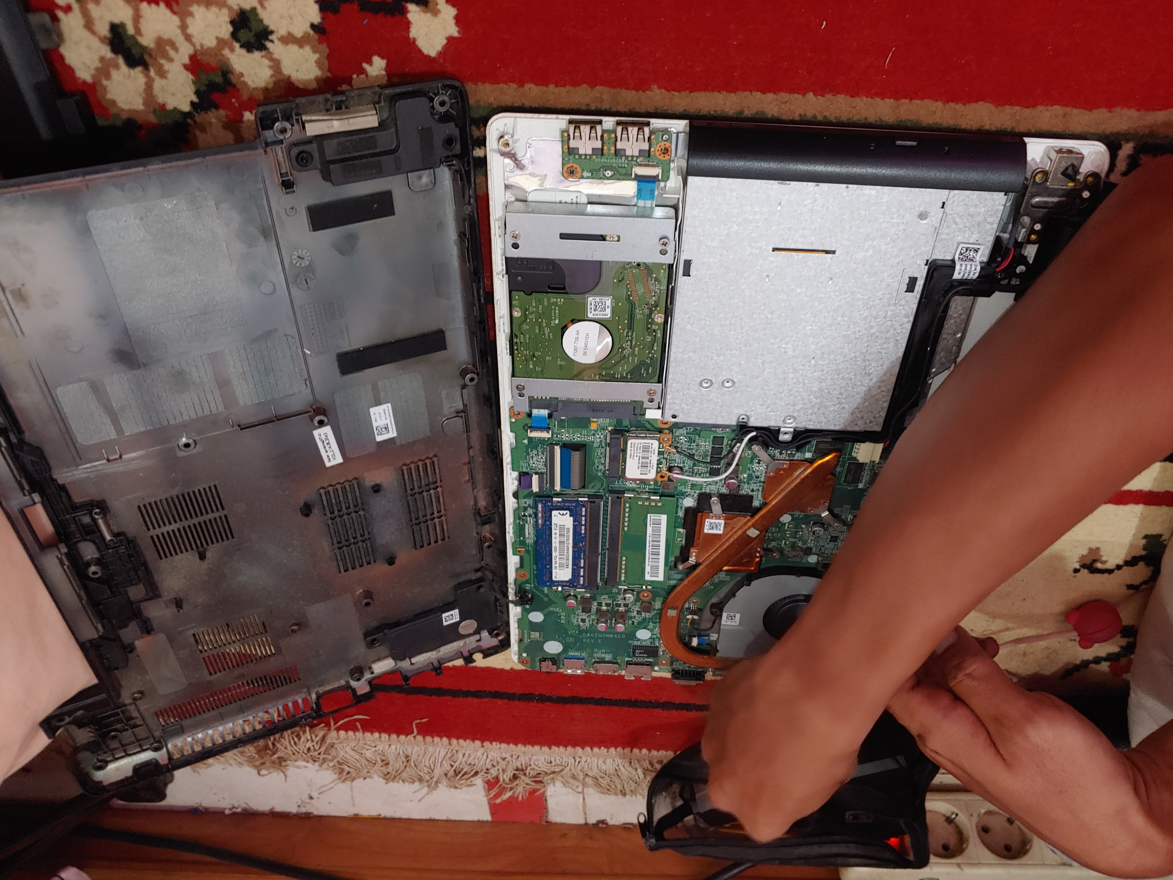 Service Laptop/ Komputer
