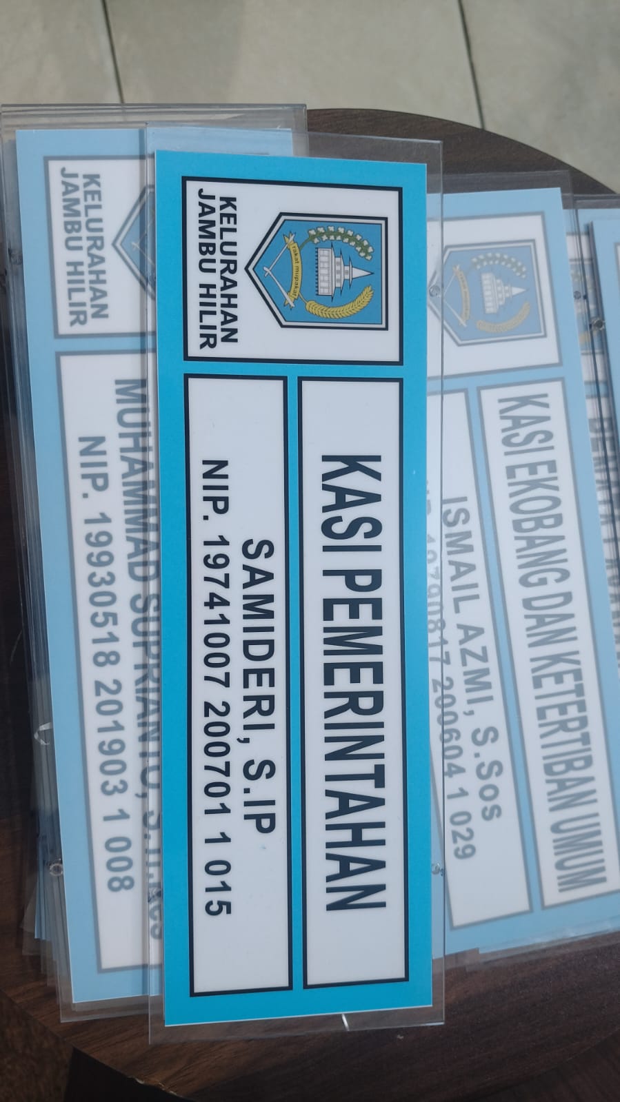 PAPAN RUANGAN  GANTUNG AKRILIK BOLAK BALIK