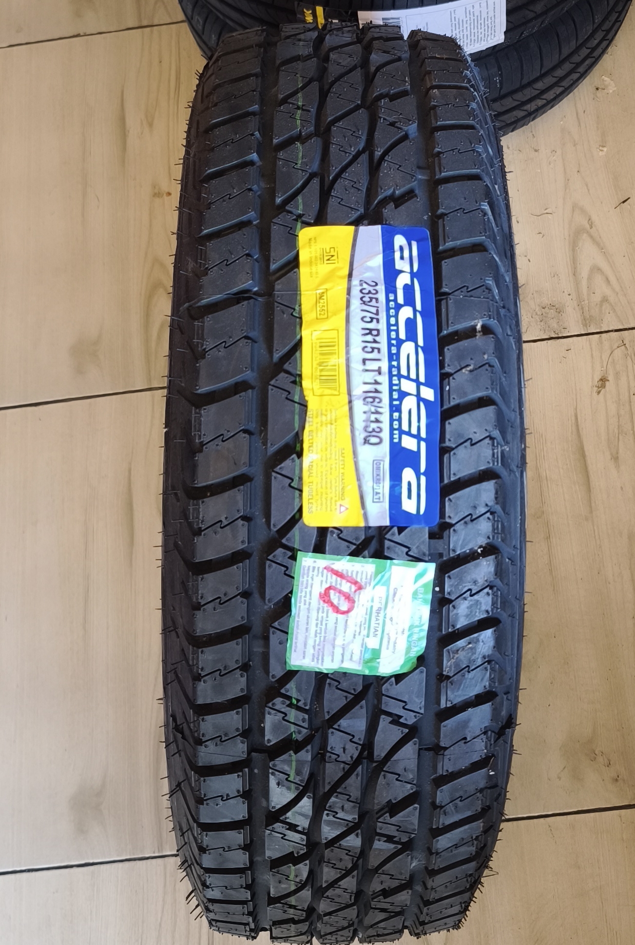 Accelera 235/75 R15 Omikron AT